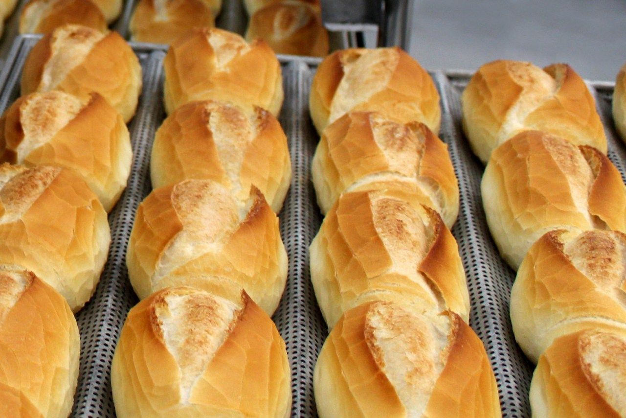 Um monte de pães estão em uma bandeja
