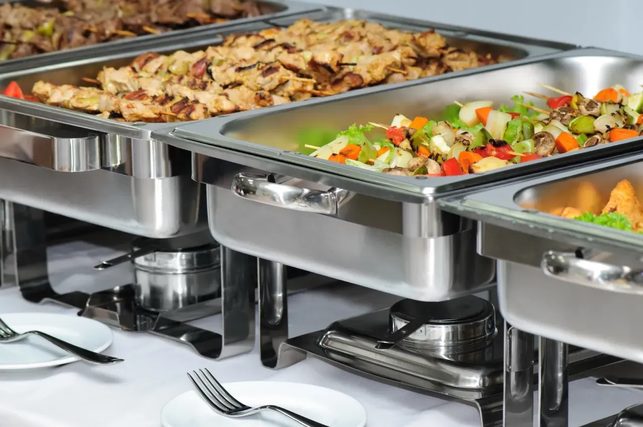 Rechaud para comida em buffet mantendo alimentos quentes em cubas inox
