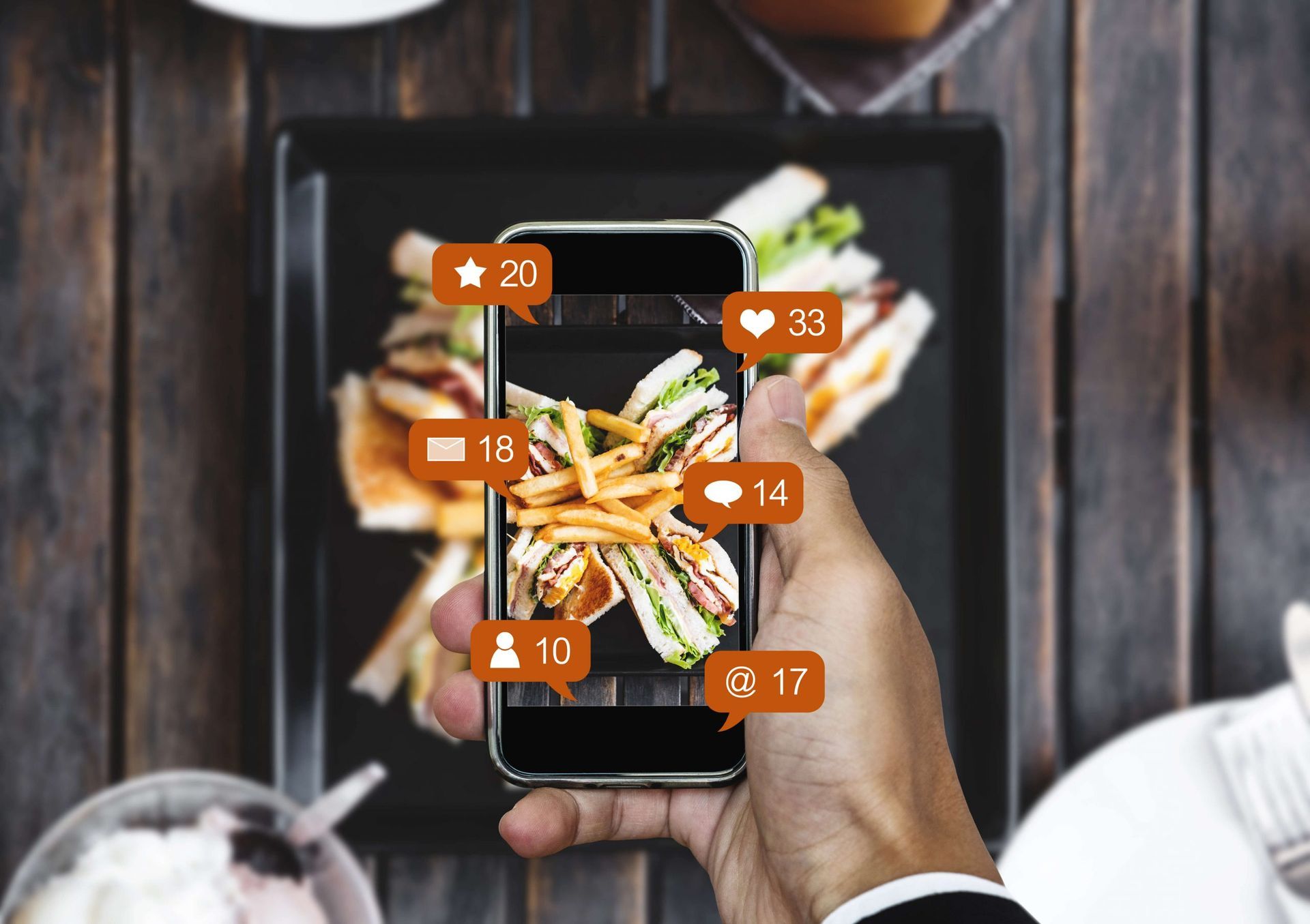 Uma pessoa está tirando uma foto de comida com um celular.