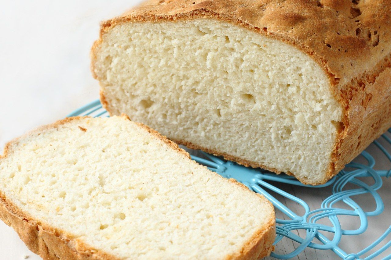 Um pedaço de pão branco está sobre uma grade de arame azul.