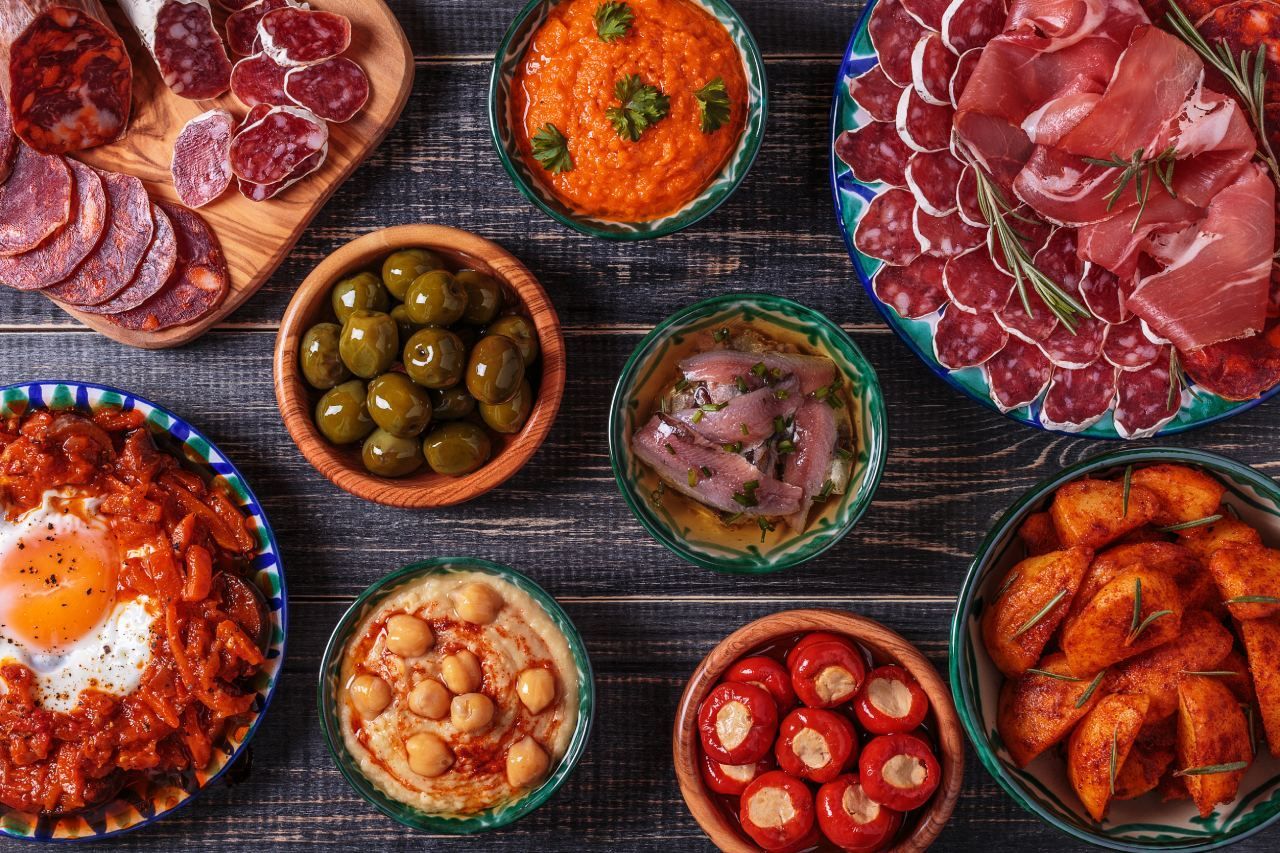 Há muitos tipos diferentes de comida na mesa.