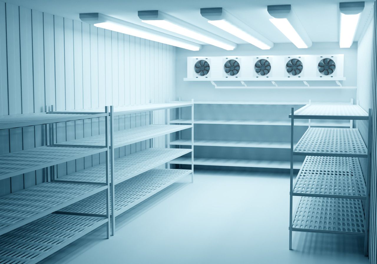 Uma sala com muitas prateleiras e ventiladores no teto.