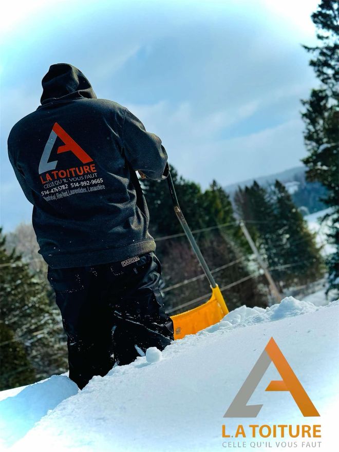 Un déneigeur en uniforme noir pellete la neige près des arbres, le logo de La Toiture étant visible.