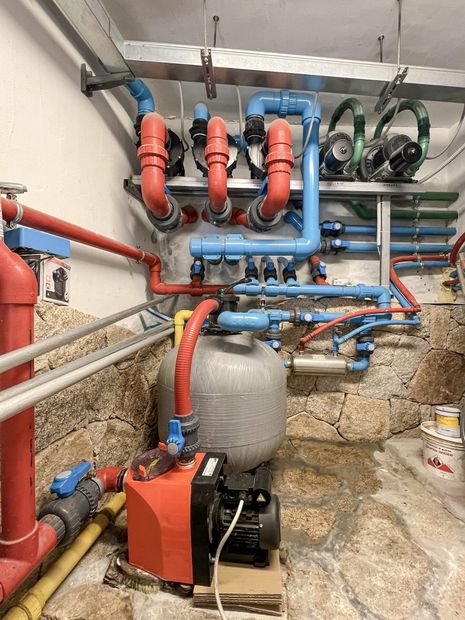 Locale tecnico con impianto di filtrazione piscina