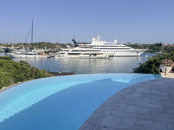 Piscina a sfioro con vista sul porto di Porto Cervo