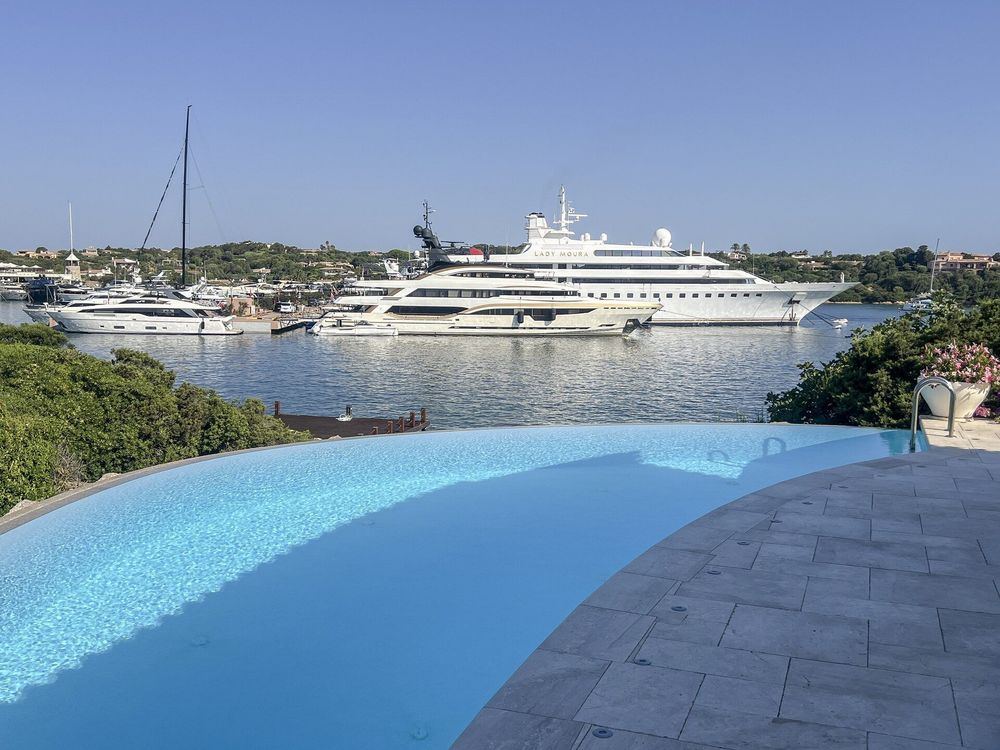 Piscina a sfioro con vista sul porto di Porto Cervo