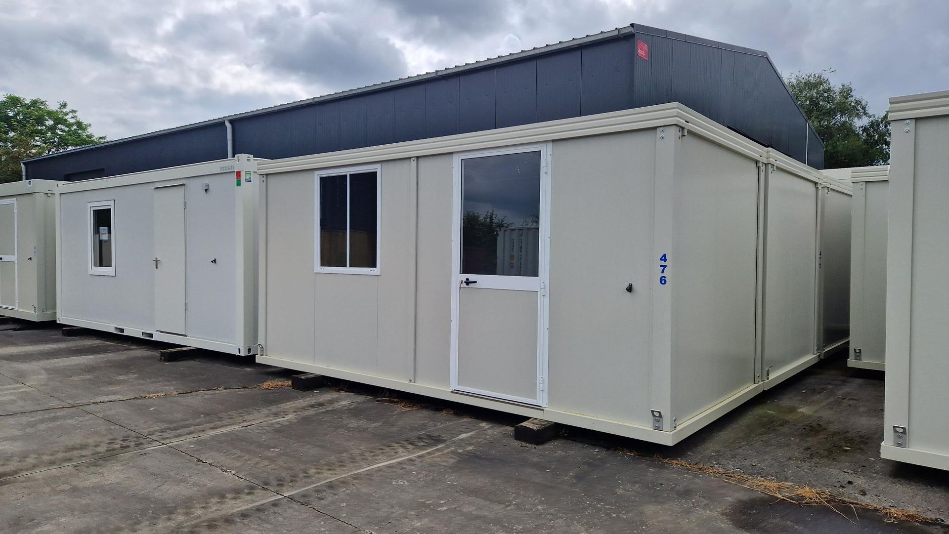 Bureau de chantier neuf 5,09 x 2,42 m avec porte vitrée et fenêtre, au dépôt CBUS