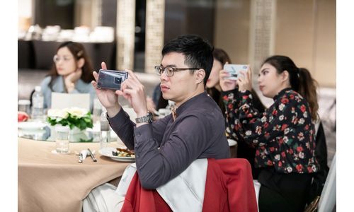 People holding cellphone