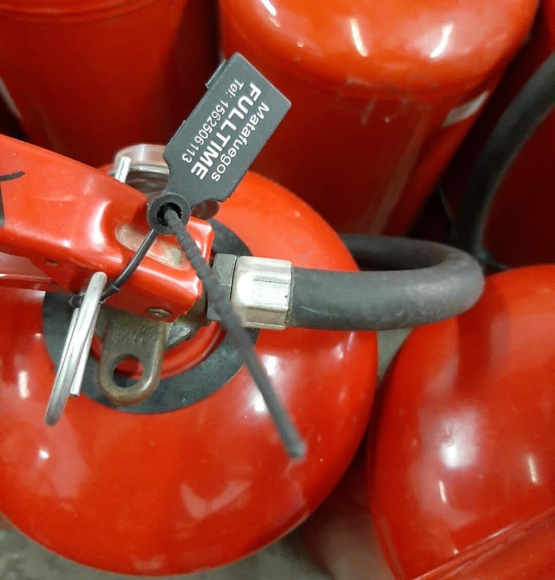 Un extintor rojo con una etiqueta que dice 