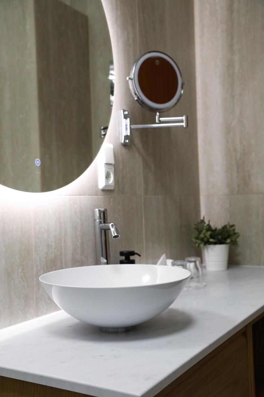 Superior Deluxe picture showing the bathroom.