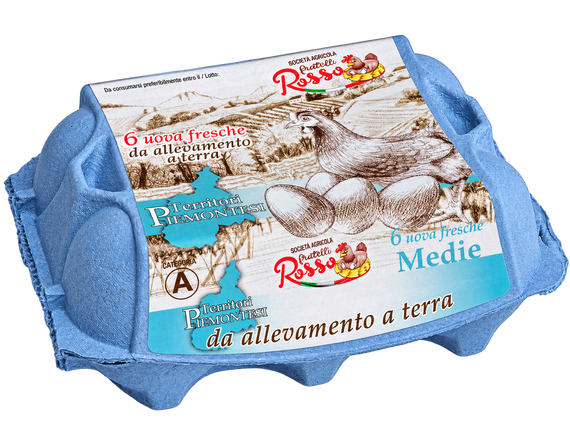 Uova in una scatola di cartone marrone con testo in russo sulla confezione.