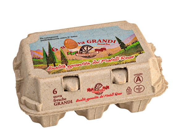 Scatola di plastica trasparente contenente uova marroni con un'etichetta colorata a tema fattoria su sfondo bianco.