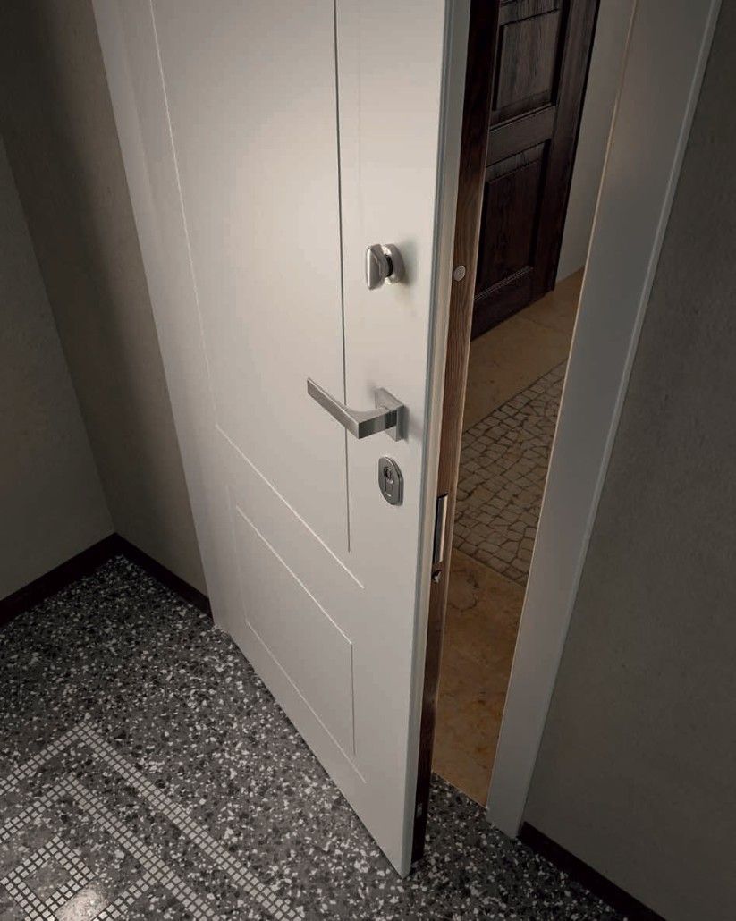 particolare di porta bianca