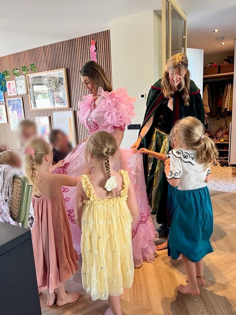 Maak van jullie kinderfeest een onvergetelijk avontuur vol plezier en magie! Van prinsessen en superhelden tot avontuurlijke ontdekkingsreizigers, wij zijn er om jullie kinderen een feest te bezorgen dat hun wildste dromen overtreft. Met een mix van spannende activiteiten, kleurrijke decoraties en heerlijke lekkernijen, beloven wij een feest dat niet alleen de kinderen en ook de ouders versteld zal doen staan. Laat ons de stress uit het plannen van het feest halen, zodat jullie kunnen genieten van een zorgeloze en vreugdevolle dag vol lachende gezichten. Laat ons samen een onvergetelijk kinderfeest creëren!.
evenement evenement evenement