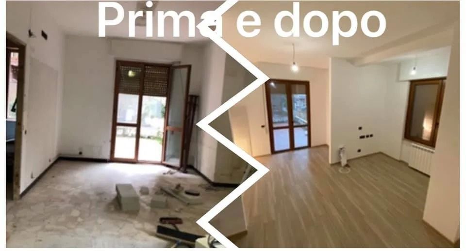 Soggiorno diviso in due sezioni prima e dopo la ristrutturazione: da una stanza spoglia e logora a uno spazio luminoso con pavimento in legno.