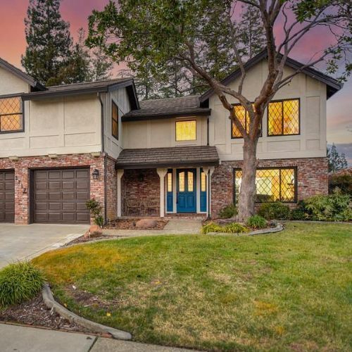 Cozy 2-storey house with beautiful windows. Discover top-notch Rocklin real estate with Sonia Immers, your best realtor.