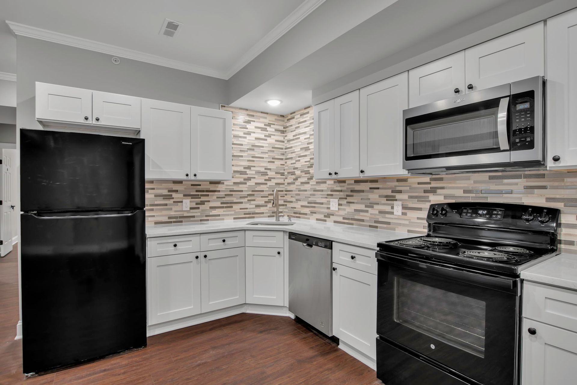Cooking space with streamlined cabinet arrangement