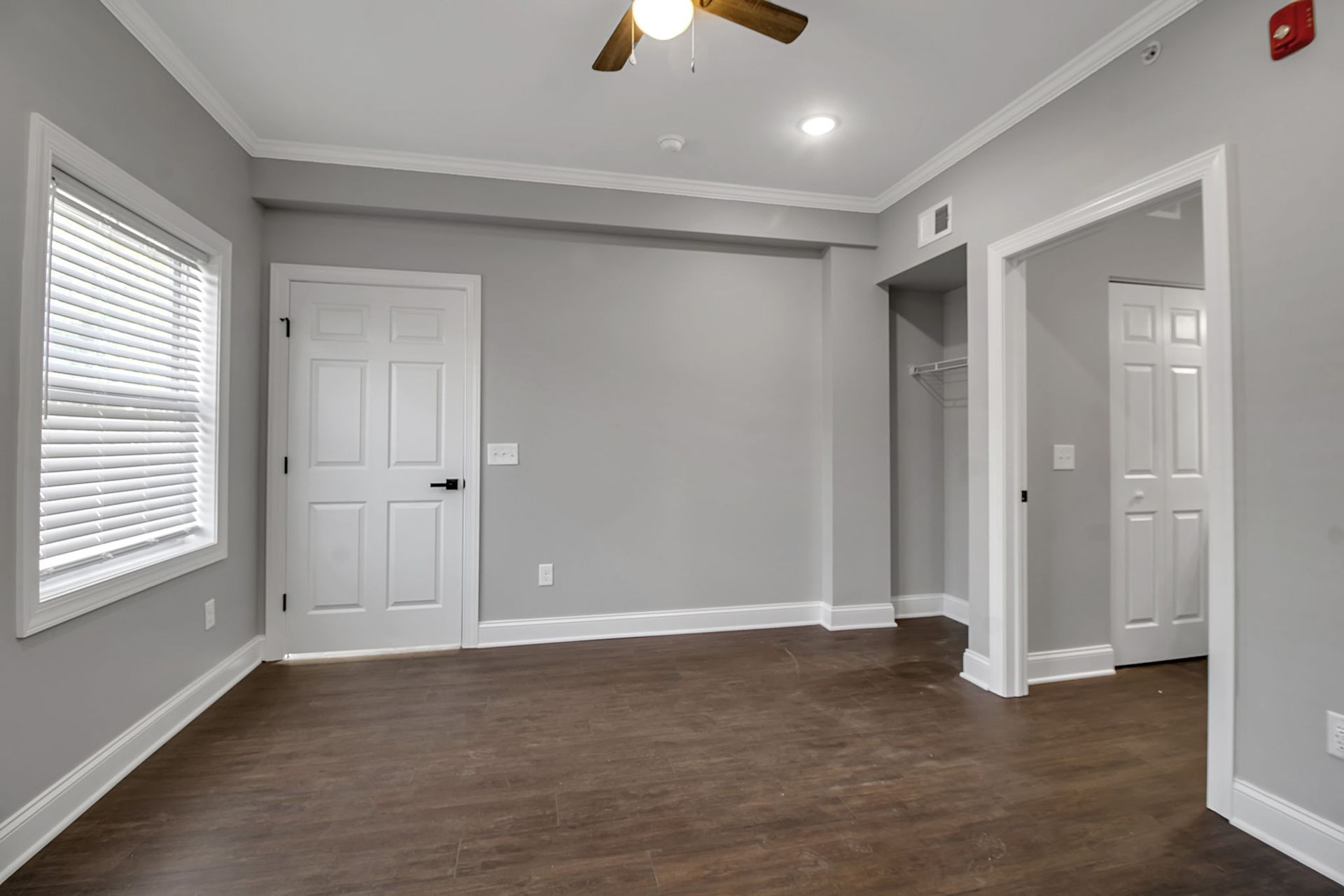 Sleeping room area with simple design and open floor space