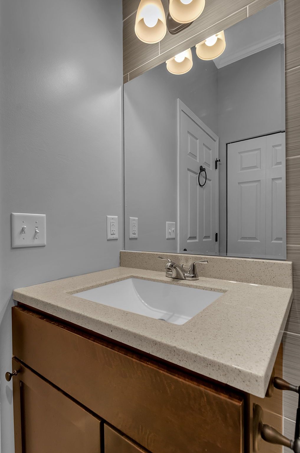 A bathroom with a sink and a mirror.