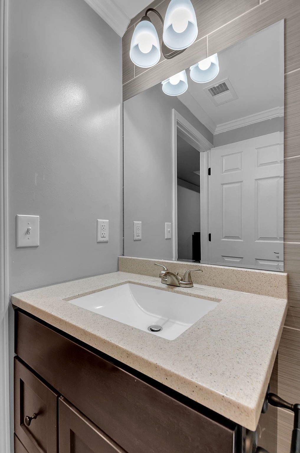A bathroom with a sink and a mirror.