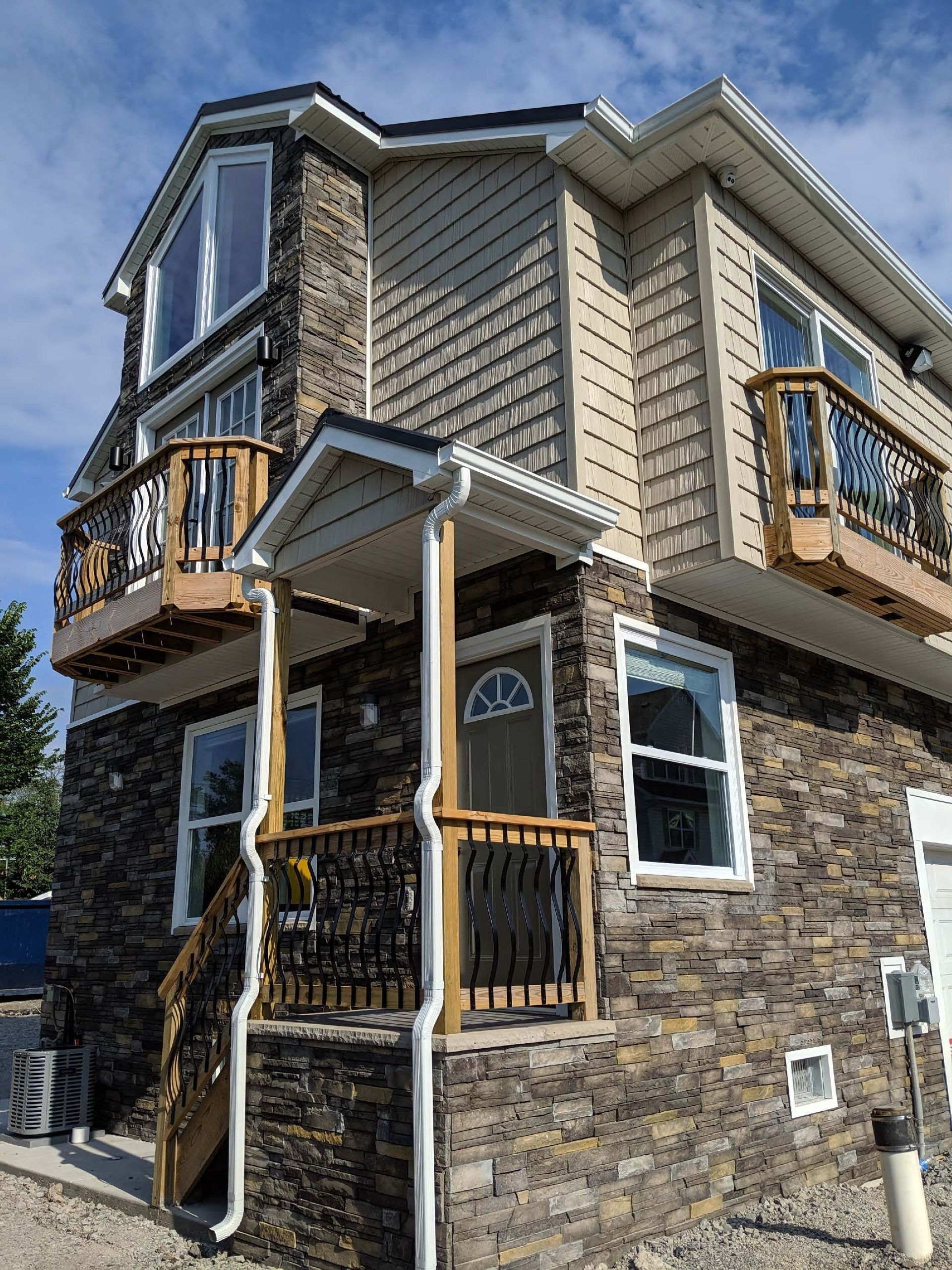 A large house with a lot of windows and a balcony.