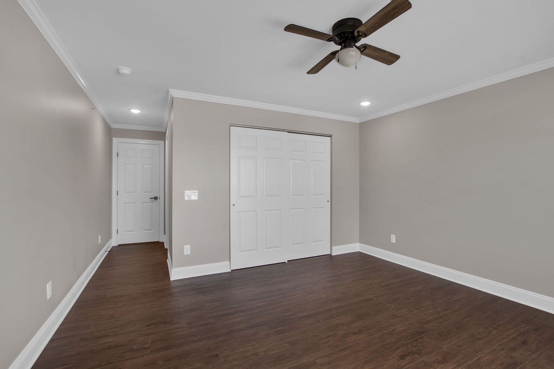 Sleeping space with polished floor surface and trim accents
