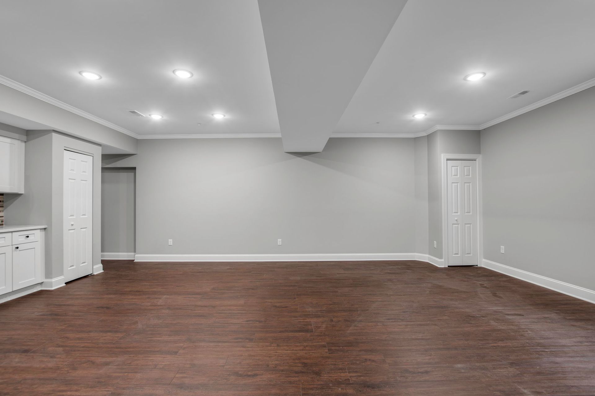 Apartment lounge with clean design and large floor area