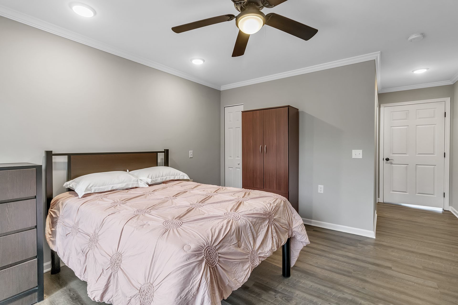 Quiet sleeping space with neutral design and open layout