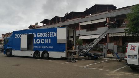 persone che impacchettano scatoloni