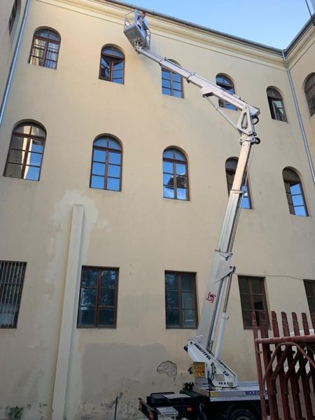 operaio in attesa di strumenti sollevati