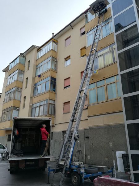 addetti durante un trasloco