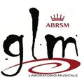 Logo GLM ABRSM Laboratorio Musical in nero e rosso con motivo a spirale.