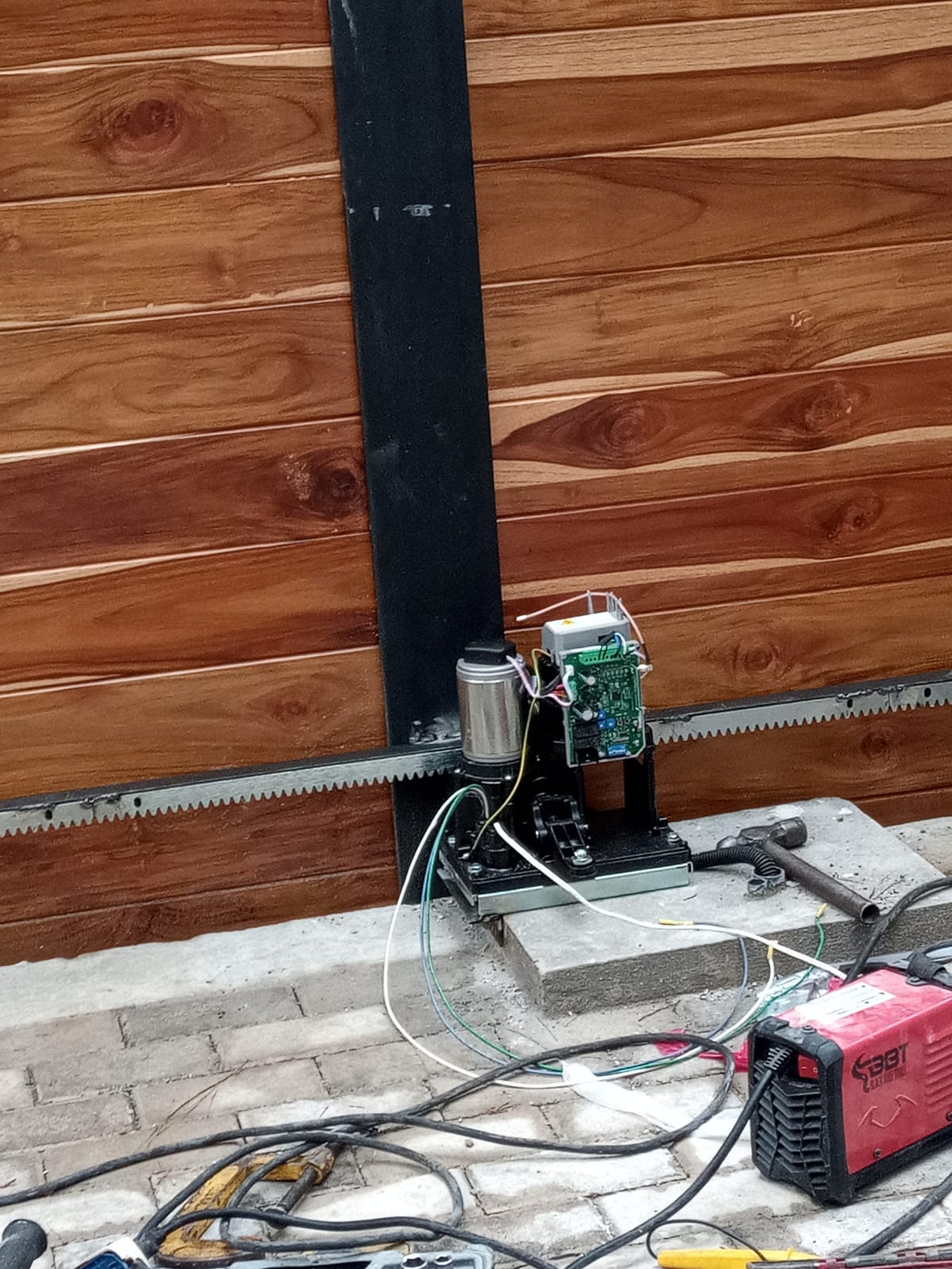 Instalación de motor para portón eléctrico residencial de madera - Seica Guatemala