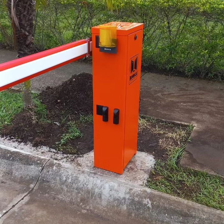 Talanquera automática naranja con luz intermitente instalada