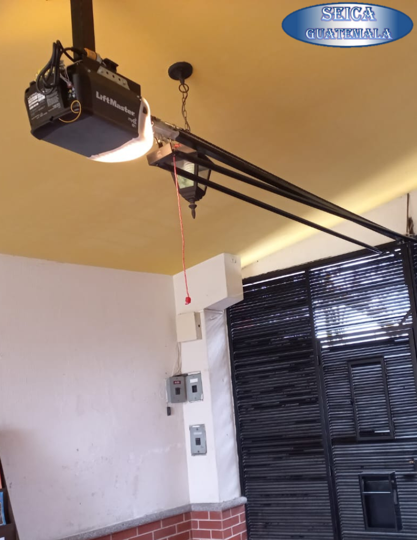 Motor eléctrico LiftMaster para portón automático de garage