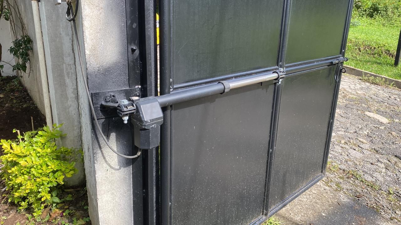 Brazo electromecánico para automatización de portón abatible de metal