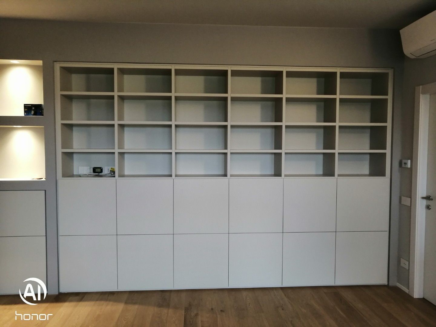 scaffale con libreria