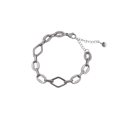 Een zilverkleurige schakelarmband met afwisselend ronde en geometrische ruitvormige schakels en een verstelbare sluiting.