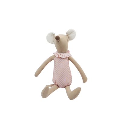 Een beige pluche muispop met een roze turnpakje met stippen, een gegolfde kraag en een klein strikje aan de zijkant.