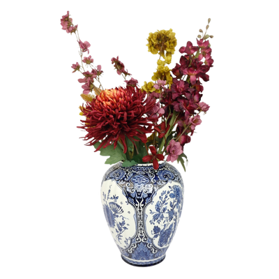 Blauw-witte vaas met luxe kunstbloemen in rood, roze en geel – stijlvolle woondecoratie