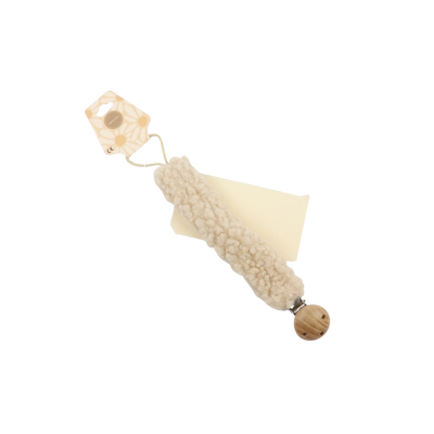 Een beige, gestructureerde speenclip met een houten kraaltje als sluiting en een hangend prijskaartje.