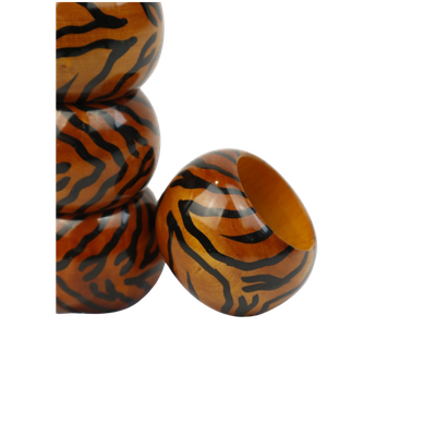 Vier houten servetringen met een glanzend oranje en zwart tijgerstreepmotief.