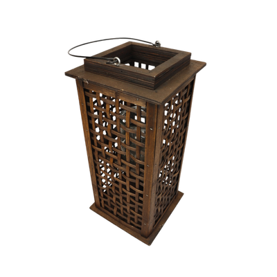 Een hoge, rechthoekige houten lantaarn met een gevlochten frame en een plat handvat aan de bovenkant.