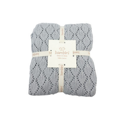 Een opgevouwen lichtgrijze gebreide babydeken met een ruitpatroon, verpakt in een papieren band met het Bambini-logo.