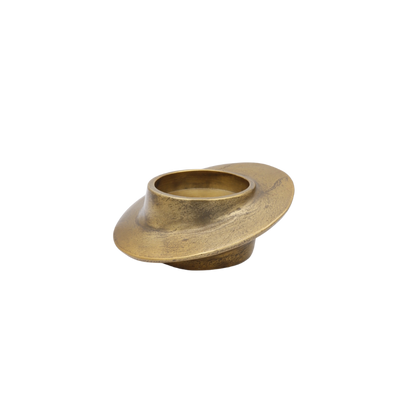 Een schuine, ronde messing kaarsenhouder met een gestructureerde, metallic afwerking op een effen witte achtergrond.