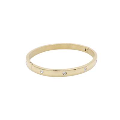 Een goudkleurige armband met een scharniersluiting, versierd met vier gelijkmatig verdeelde, heldere, ronde stenen.