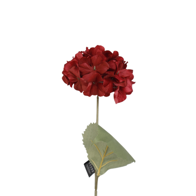 Een enkele stengel van een kunstmatige donkerrode hortensia met één groen blad.