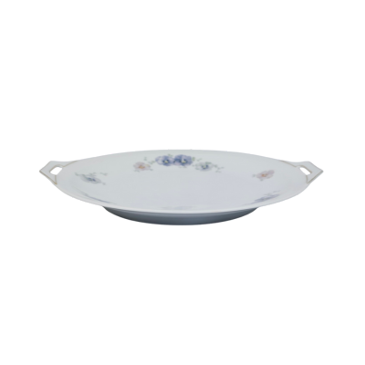 Een witte porseleinen serveerschaal met handvat, versierd met delicate blauwe en roze bloemaccenten.