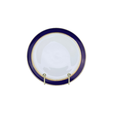 Een wit dinerbord met een brede donkerblauwe rand en een dunne gouden bies.