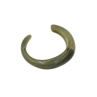 Een gebogen, olijfgroene, open manchetarmband met een gladde, gepolijste afwerking.